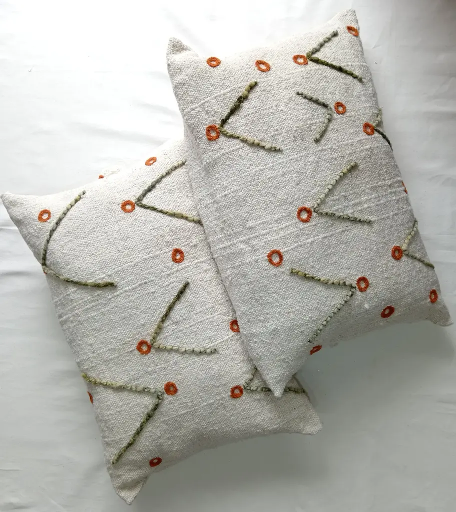 Cojines en lana de oveja bordados a mano – Diseño artesanal (Precio Por Unidad)