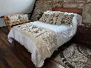 Manta decorativa con símbolos bordados – Lana tejida en telar (Guatavita, Colombia) 