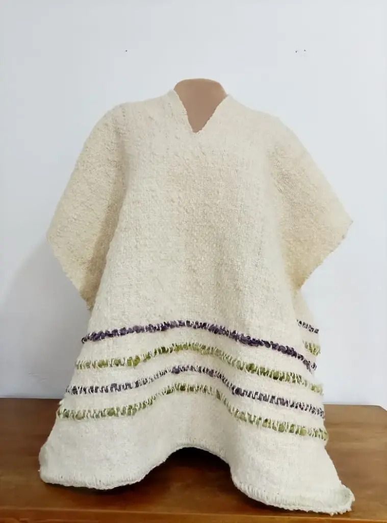 Ruana artesanal en lana de oveja con franjas decorativas