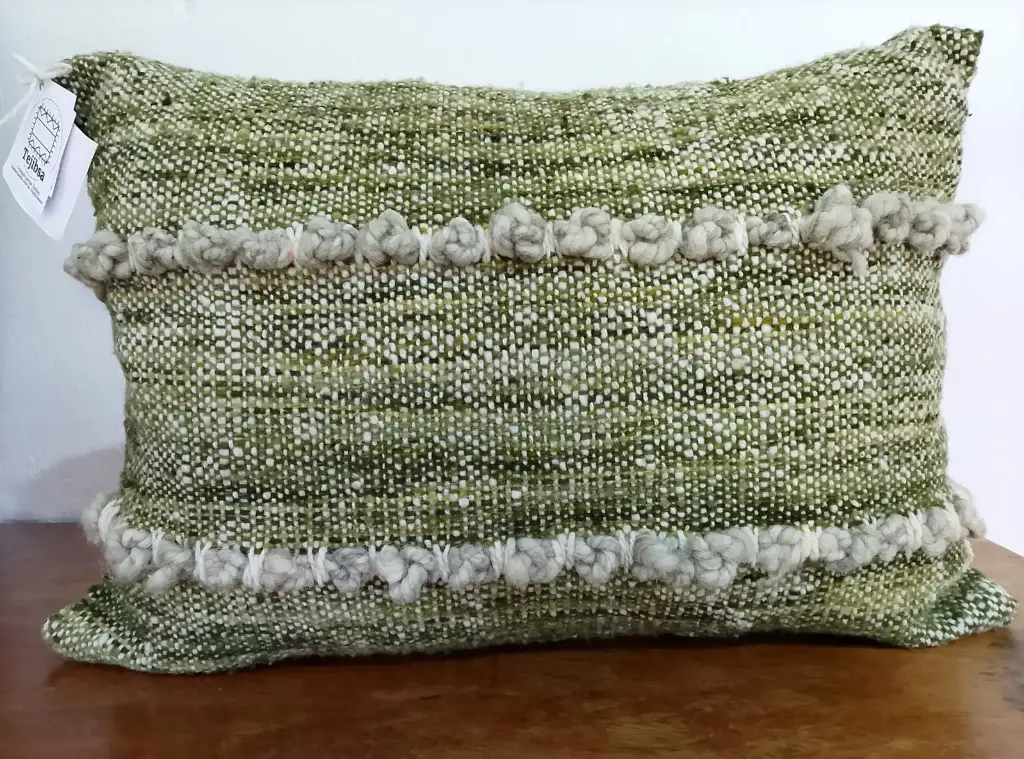 Cojín artesanal en lana de oveja teñida con tintes naturales – Verde musgo 