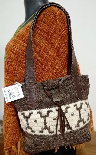 [VBC032] Bolso étnico en crochet – Lana de oveja, cuero y cerámica artesanal
