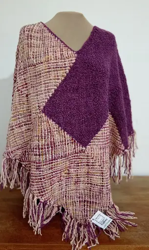 [VPC029] Poncho Entre Hilos de Mora – Lana tejida a mano