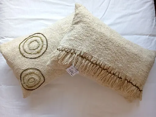 [JCG014] Cojin artesanal en lana de oveja – Tejido en telar y bordado a mano (Guatavita, Colombia)