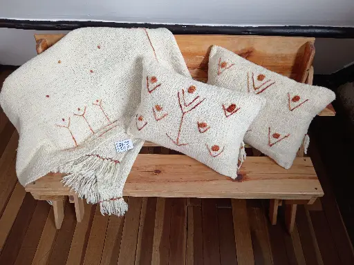 [YCP010] Cojines artesanales en lana de oveja – Bordados a mano con motivos florales (Guatavita, Colombia)