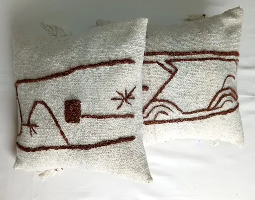 [YCP020] Cojines bordados a mano con símbolos ancestrales – Lana tejida en telar (Precio unitario)